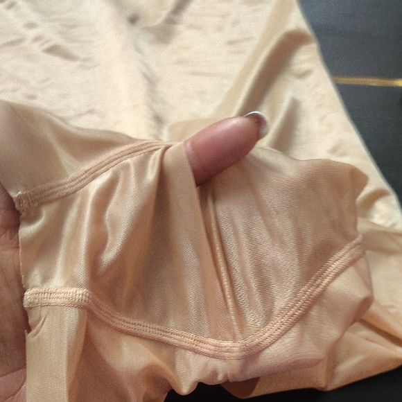 SKIMS- Shapewear BODY SHORTS - Picture 4 of 12